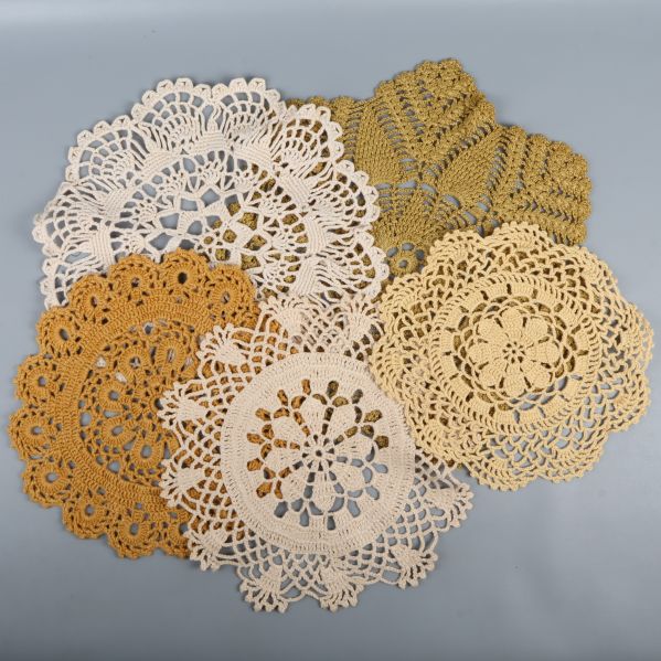 Olika virkade dukar utspridda i en cirkel