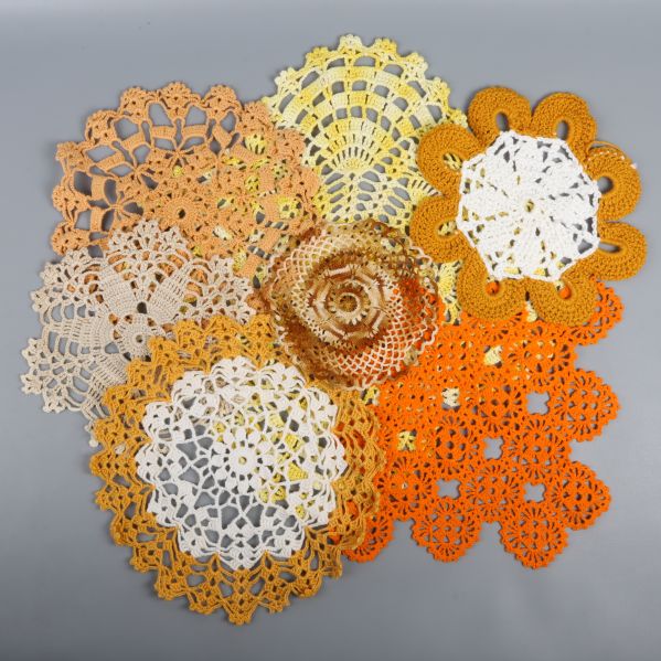 Variation av virkade dukar i en cirkel