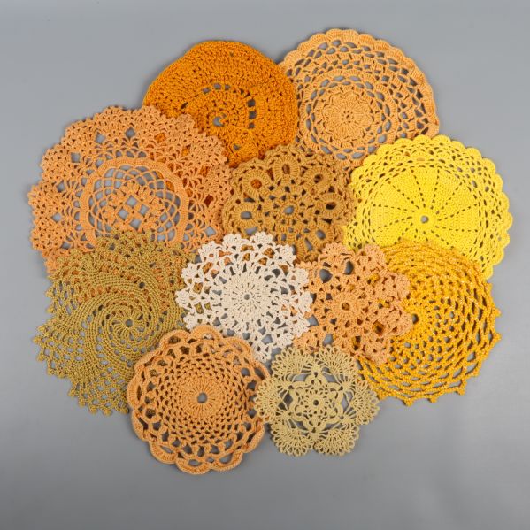 Cirkelformad arrangering av virkade dukar