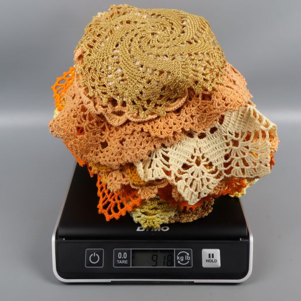 Virkade dukar vägda på en våg