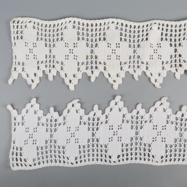 Två spetsband med kantdetaljer