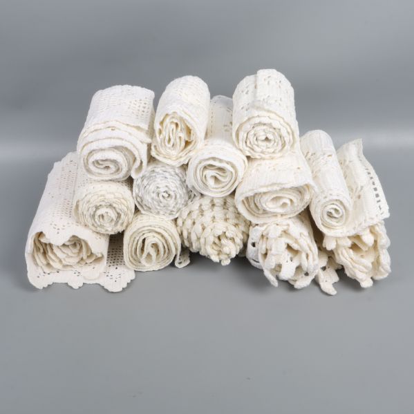 Flera rullar av handvirkad spets staplade tillsammans