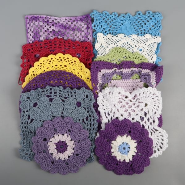 Närbild av färgglada virkade rutor