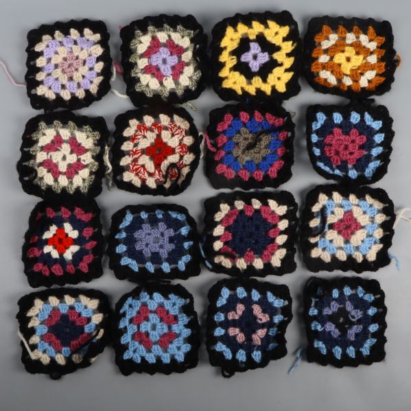 Svarta och flerfärgade rutor placerade i rader