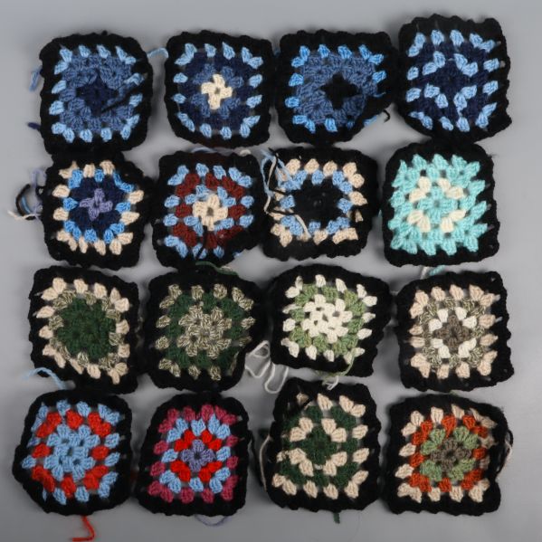 Grå och gröna virkade rutor i mönster