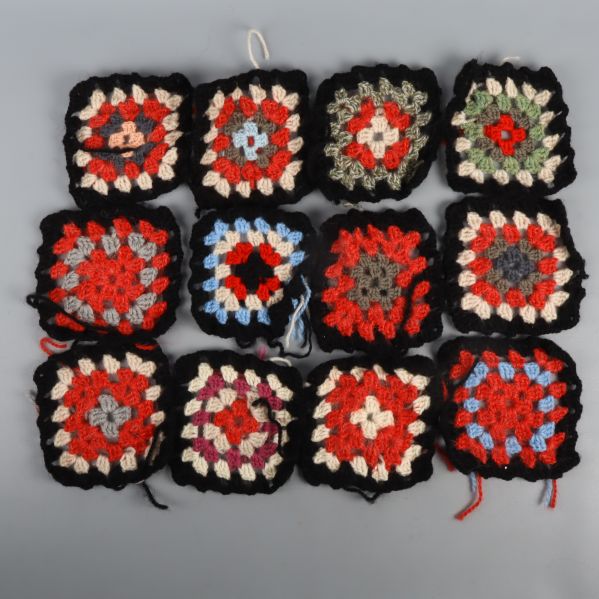 Röda och svarta virkade rutor i mönster