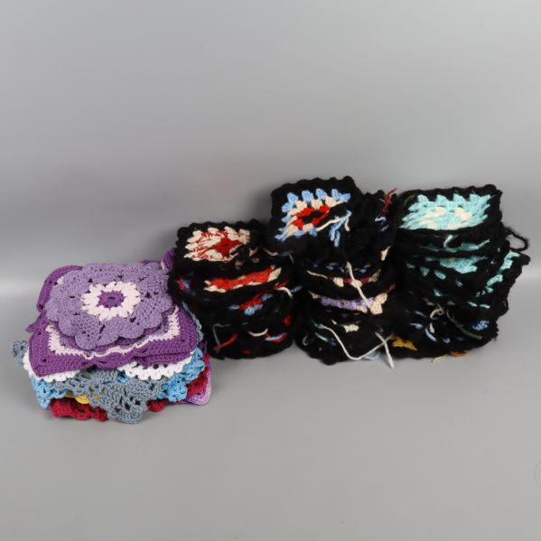 Flera olika virkade dukar staplade