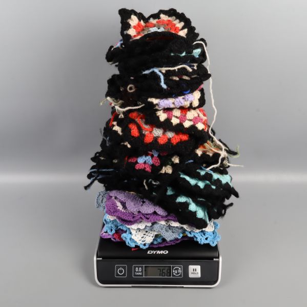 Virkade rutor staplade på en våg