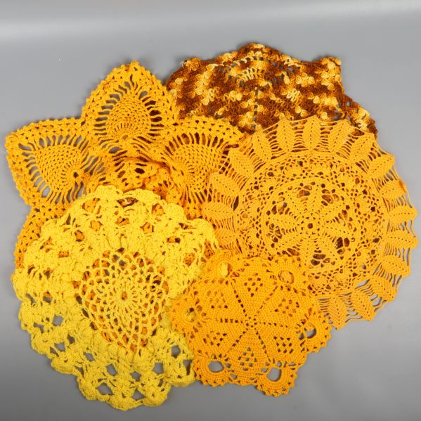 Sex gula virkade dukar i olika mönster