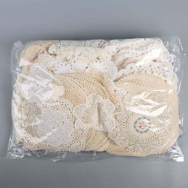 Virkade dukar i en påse för förvaring