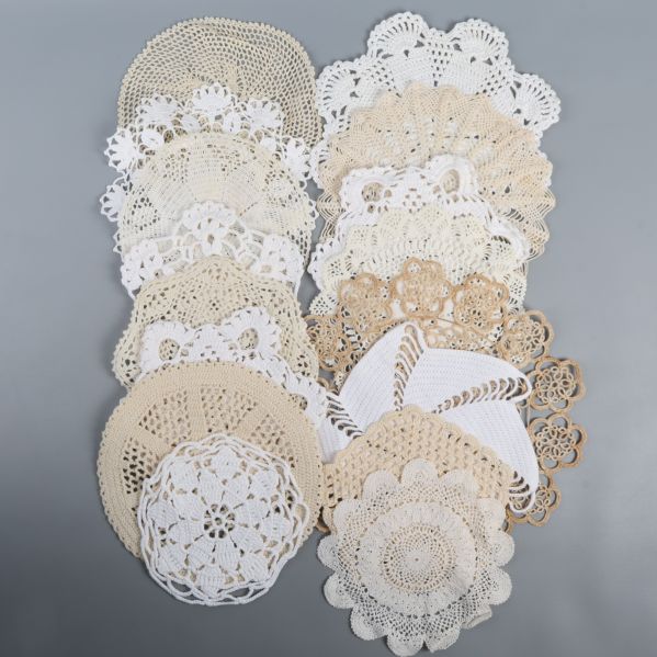 Utspridda virkade dukar i olika mönster