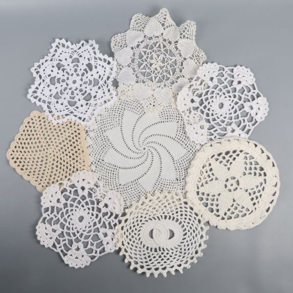 Närbild av virkade dukar med intrikata mönster