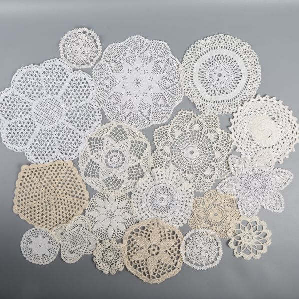 Virkade dukar spridda i flera storlekar