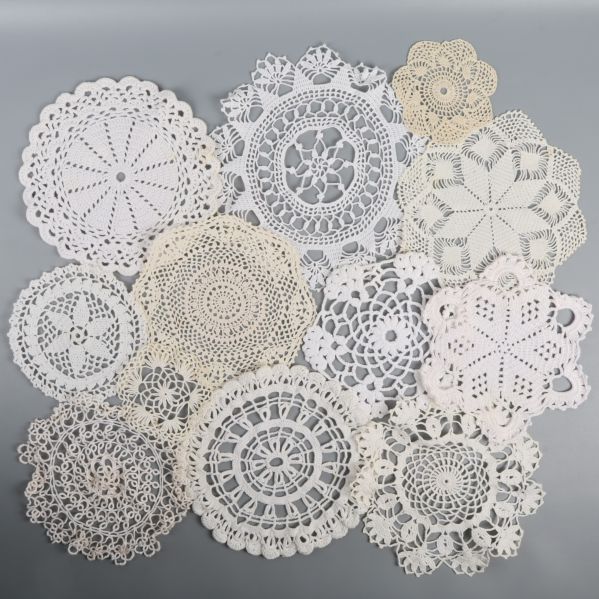 Virkade dukar arrangerade för visning