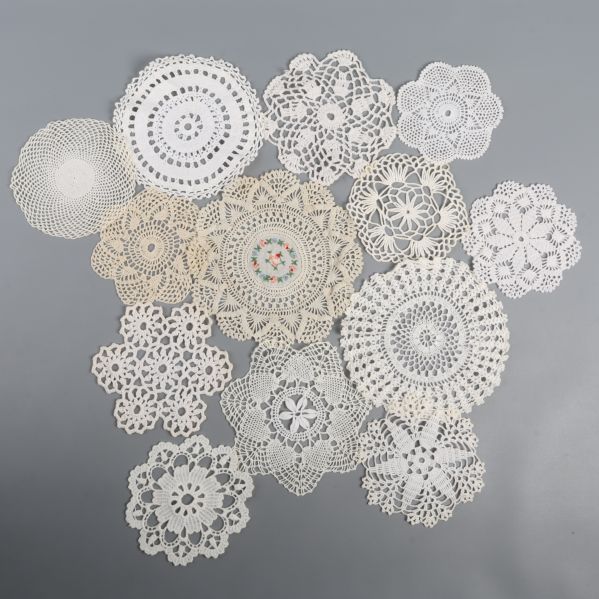 Samling av virkade dukar i ljusa färger