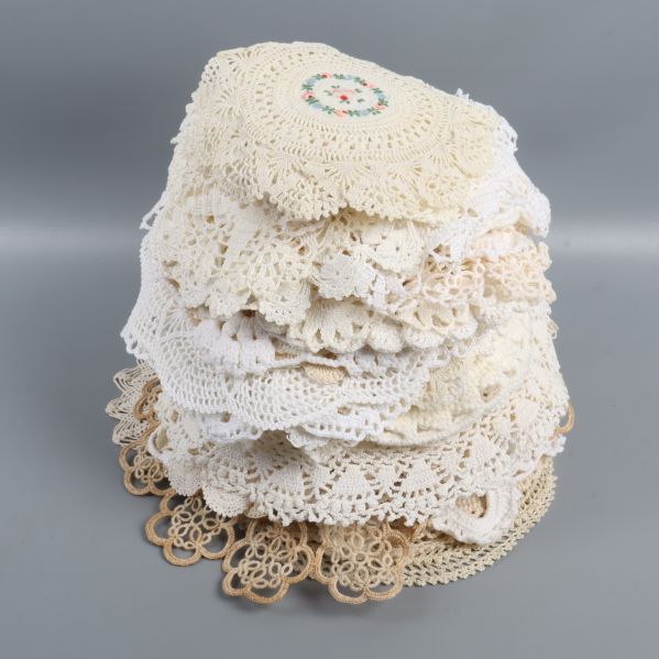 Hög med virkade dukar i olika mönster