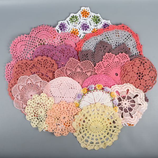 Virkade dukar i olika mönster och färger