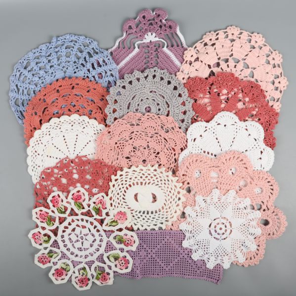 Flera dekorativa virkade dukar uppvisade