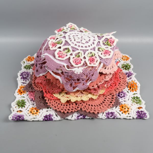 Staplade färgglada virkade dukar