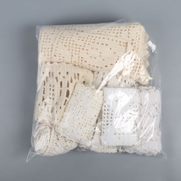 Paket med olika virkade spetsdukar