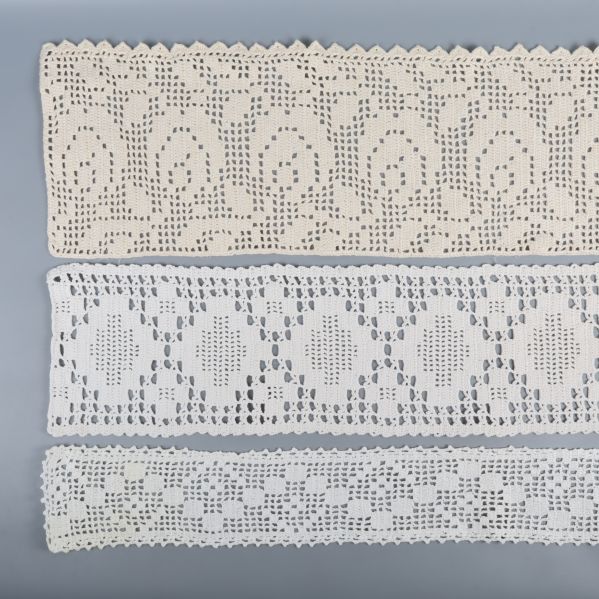 Tre olika mönstrade virkade dukar platta