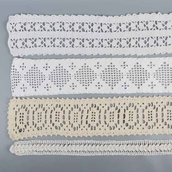Fyra rader av virkade spetsband