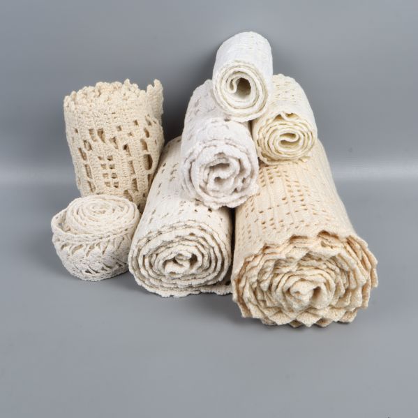 Rullar av virkade spetsdukar i olika mönster