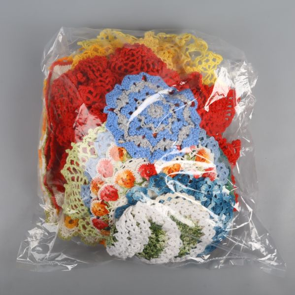 Set med virkade dukar i plastpåse