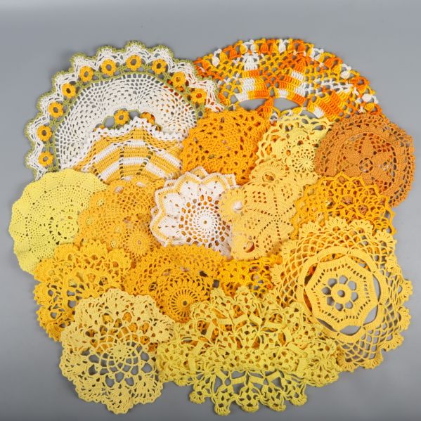 Gula och orange virkade dukar utlagda