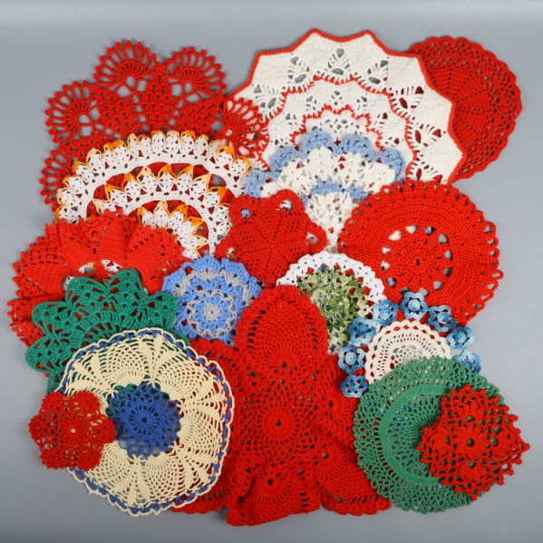 Röda och gröna virkade dukar utlagda