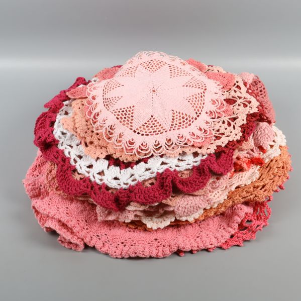 Hög med färgglada virkade dukar