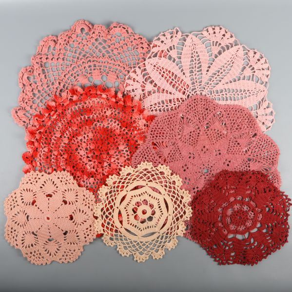 Sex virkade dukar i olika nyanser av rosa