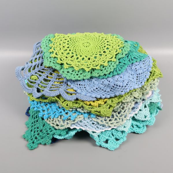 Virkad spetsmix med färgglada virkade dukar