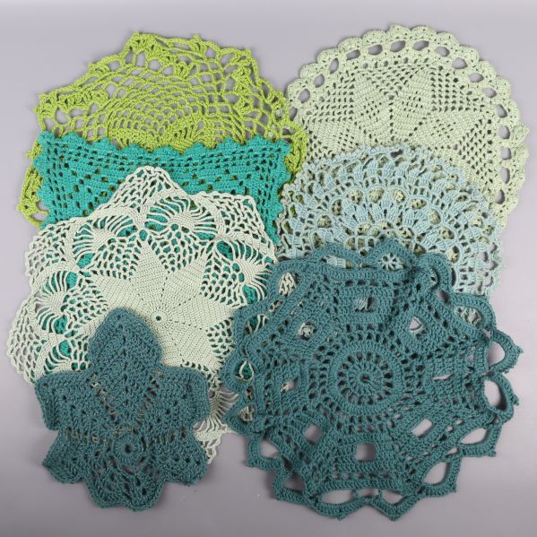 Olika gröna och gula virkade dukar