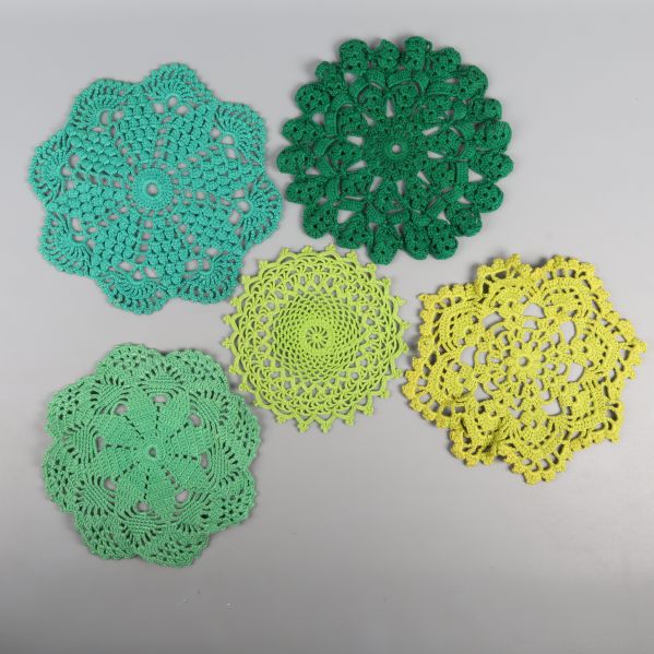 Fem virkade dukar i gröna och gula nyanser