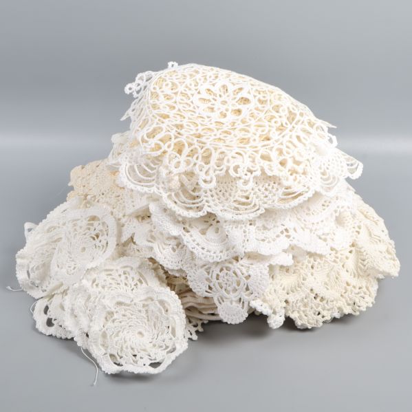 Hög av virkade dukar i olika storlekar