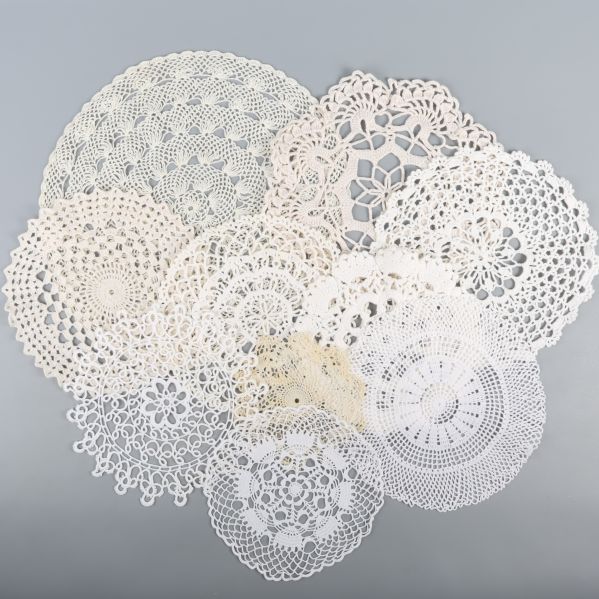 Sju olika virkade dukar placerade sida vid sida