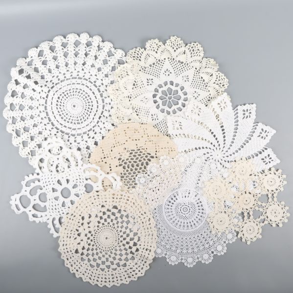 Åtta virkade dukar i olika mönster