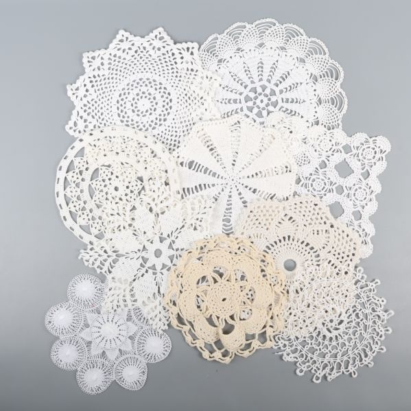 Samling av nio detaljrika virkade dukar