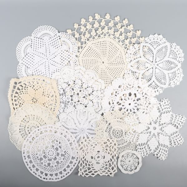 Tolv stilrena virkade dukar upplagda tillsammans