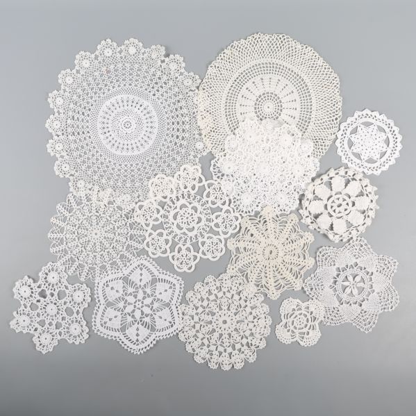 Virkade dukar i olika mönster och storlekar
