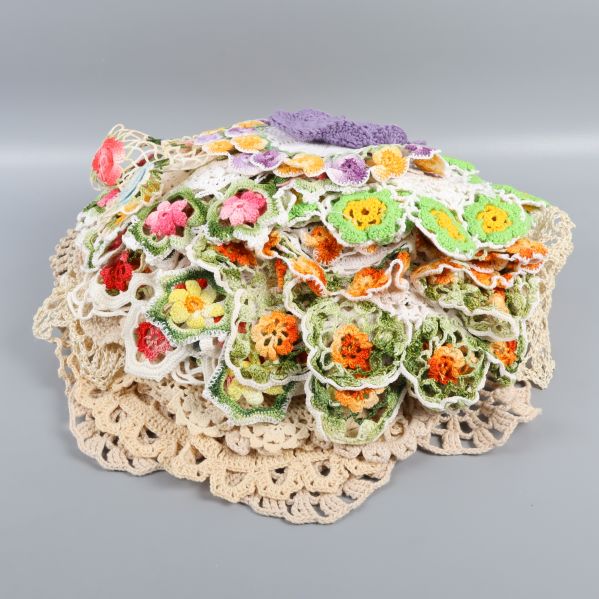 Färgglada virkade dukar