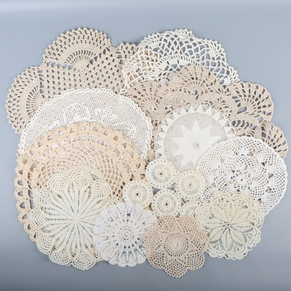 Samling av beige och vita virkade dukar