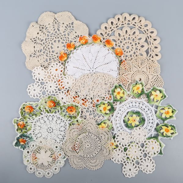 Virkade dukar med färgglada blommor