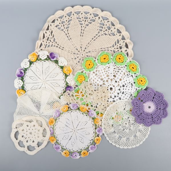 Dekorativa virkade dukar i olika mönster