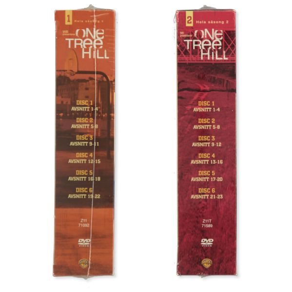 Smal sidor av DVD-boxarna med avsnittslista för varje skiva