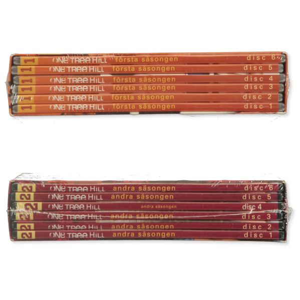 Staplade kanter på DVD-fodralen som visar discnummer