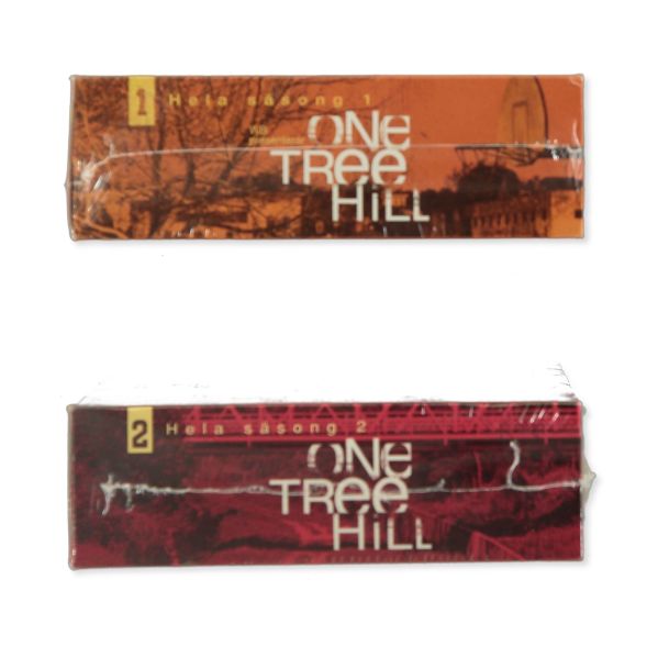 Ovansida av båda DVD-boxarna med säsongsnummer och titellogga