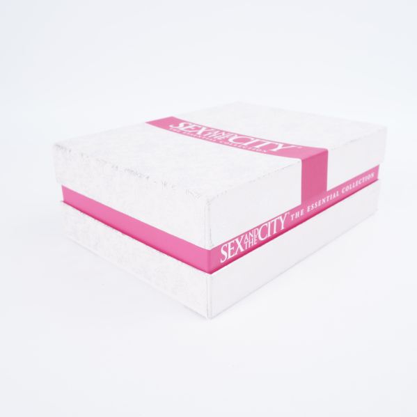 Sex and the City box med lyxig vit och rosa design