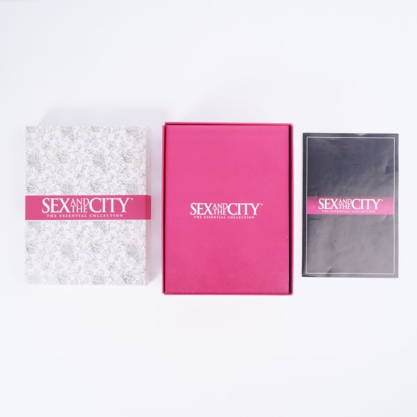 Sex and the City box, rosa fodral och skivpaket bredvid varandra